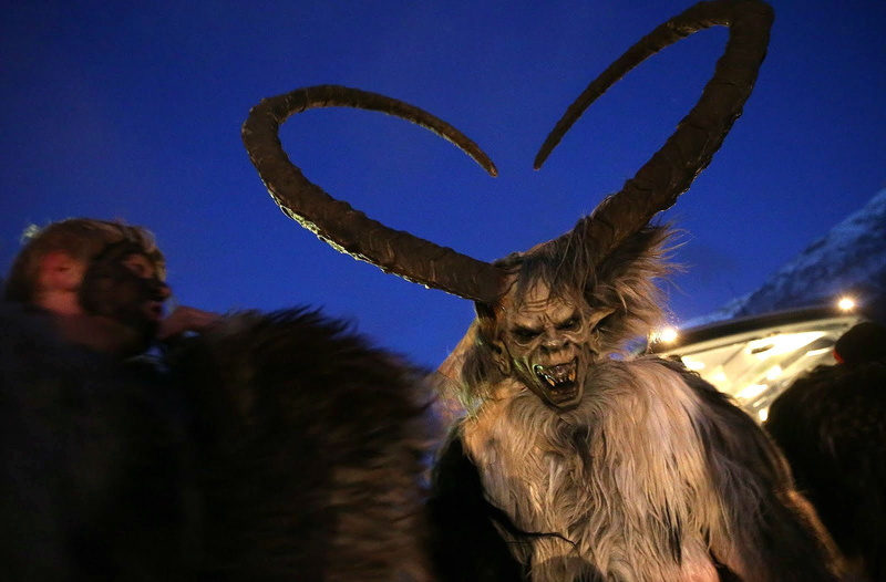 720P, animal wildlife, domestic animals, Krampus, monster, one animal, animal body part, sky, day, animal imitation, focus on foreground, demon, antler