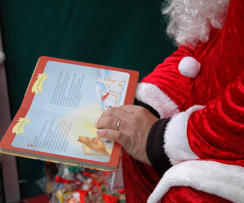 santa claus, clothing, celebration, winter, activity, communication, 1080P, real people, women, holiday, human hand, düsseldorf, warm clothing, midsection