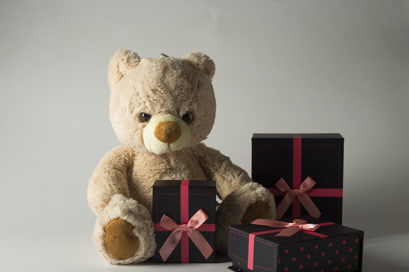 gift, studio shot, black, toy, gifts, box - container, 5K, holiday, ribbon, box, wrapped, bow, representation, animal representation, tied bow, boxes