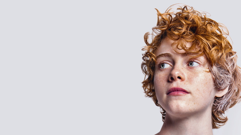 celebrity, Sophia Lillis, portrait, redhead, 2K, curls, actress, short hair, gray background, women, face, curly hair