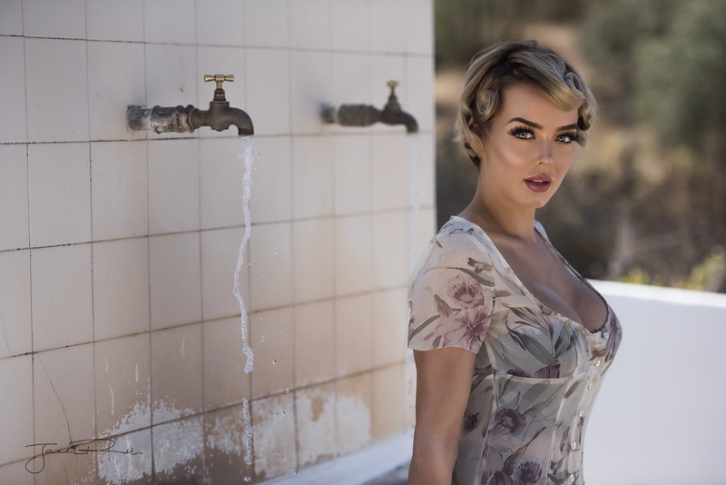 young women, young adult, leisure activity, women, waist up, beautiful woman, model, look, portrait, lifestyles, 1080P, focus on foreground, neckline