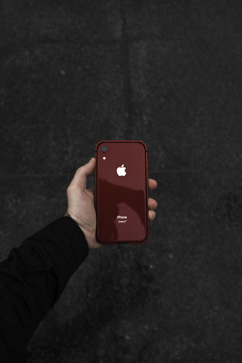 body part, case, finger, product, red, men, 5K, real people, technology, connection, human body part, hand, xr, smart phone, communication, holding, one person