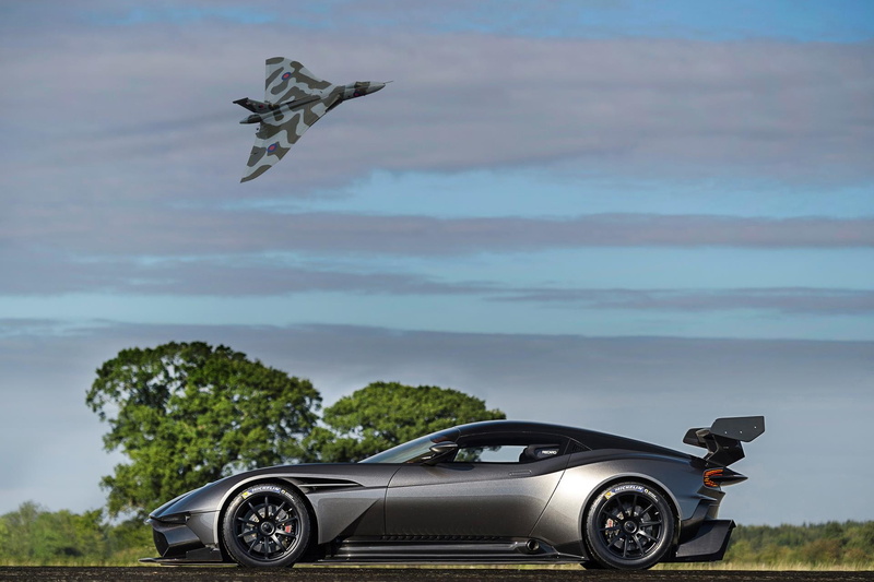bomber, transportation, mid-air, beauty in nature, sky, tree, vulcan, plant, vertebrate, namesake, day, 1080P, airplane, motion, no people, martin, flying