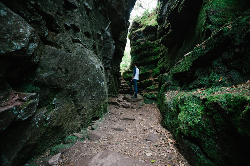 chasm, rock - object, real people, lifestyles, man, luds church, leek, britain, hdwallpaper, united kingdom, peak district, mountain, women
