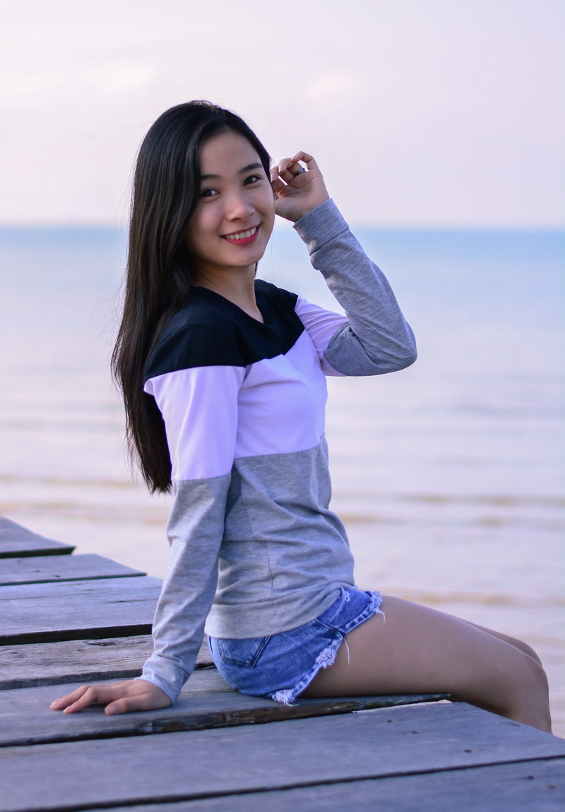smiling, one person, 5K, lifestyles, young, young women, hairstyle, portrait, looking at camera, focus on foreground, beautiful woman, water, sitting
