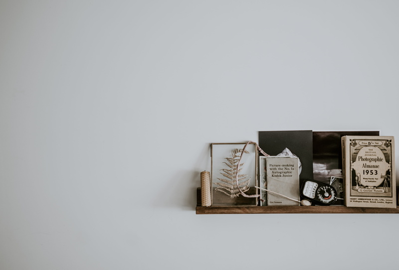 decoration, picture frame, container, business, no people, decors, indoors, print, wooden, white, studio shot, earthly colours, copy space, paper currency