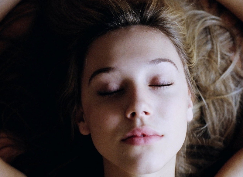 relaxation, hairstyle, Alexis Ren, face, teenager, eyes closed, real people, close-up, headshot, one person, hair, leisure activity, young adult, 480P