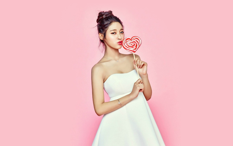 adult, contemplation, standing, fashion, colored background, candy, looking at camera, beauty, studio shot, hairstyle, pink color, beautiful woman, hair
