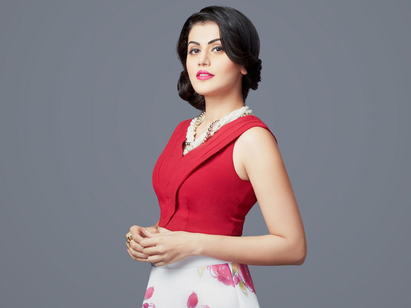portrait, hairstyle, standing, pannu, studio shot, fashion, red, young women, indoors, lifestyles, beauty, young adult, photo, hd, make-up, looking at camera