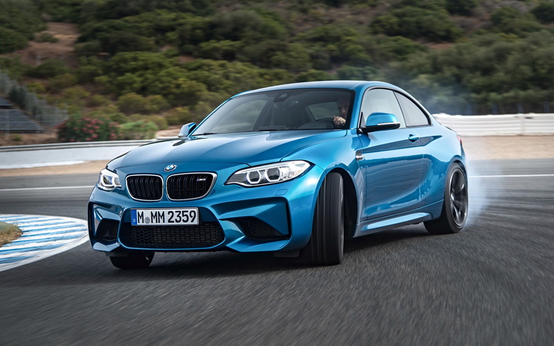 drift, no people, stationary, day, luxury, two, bmw, white, sports car, wealth, motor vehicle, travel, land vehicle, 2K, toy car, road, blue, transportation