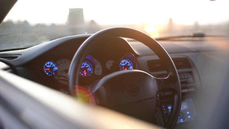 selective focus, sunset, mode of transportation, outdoors, 1080P, transportation, sunglasses, car, control panel, close-up, city, glass - material, dashboard