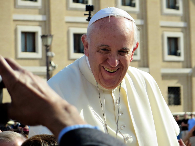 senior adult, front view, st peters square, smiling, incidental people, christian, religion, church, human hand, day, lifestyles, happiness, mature men