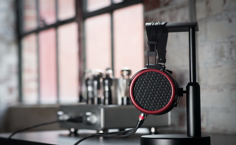 microphone, electrical equipment, domestic room, sound, headphones, technology, day, studio, communication, equipment, focus on foreground, single Object