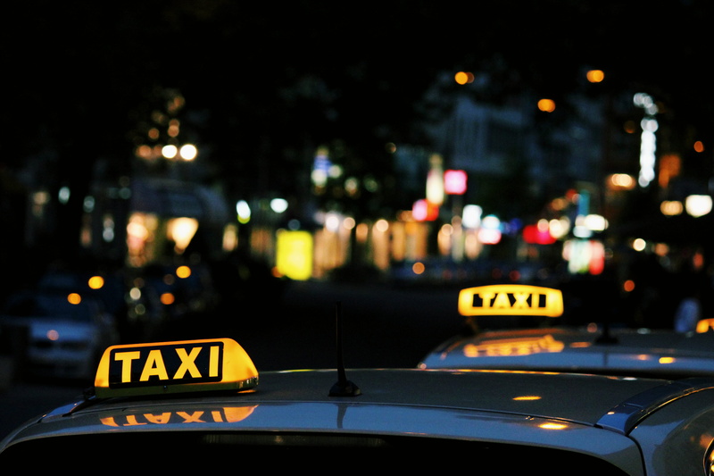 new York City, western script, shallow, traffic, street, taxi, motor vehicle, communication, mode of Transport, sign, photography, travel, uSA, blurred Motion