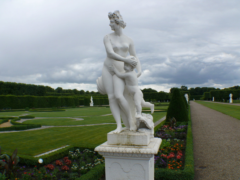 female likeness, Roman, representation, park, Figure, stone sculpture, famous Place, cemetery, 2K, park - Man Made Space, plant, sky, grass, architecture