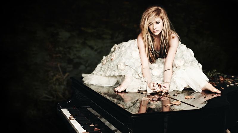Avril Lavigne, celebrity, beautiful woman, blond hair, front view, hairstyle, beauty, portrait, musical equipment, musical instrument, young adult, real people