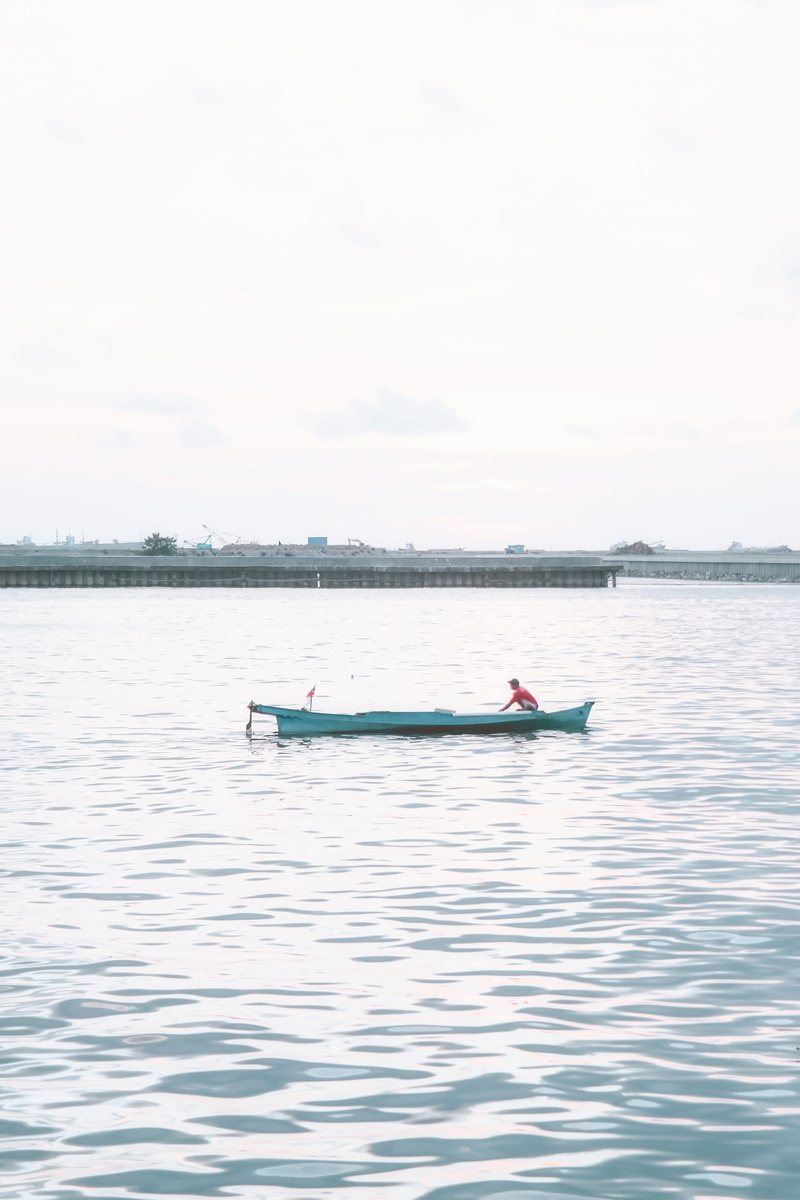 watercraft, daytime, day, paddle, beach, riding, sky, human, mode of transportation, 5K, beauty in nature, outrigger, real people, one person, makassar