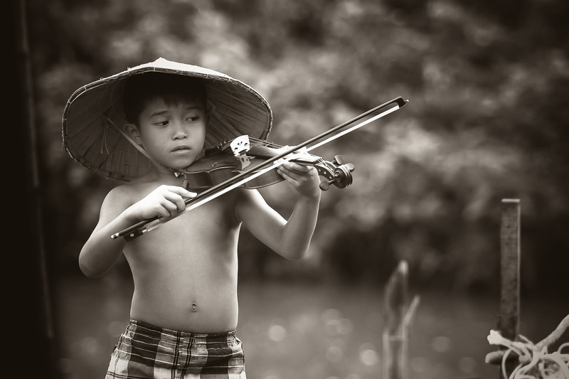 boy, waist up, clothing, blur, violin, holding, one person, portrait, music, 1080P, summer, musician, talent, leisure, childhood, hat, fun, child, musical instrument