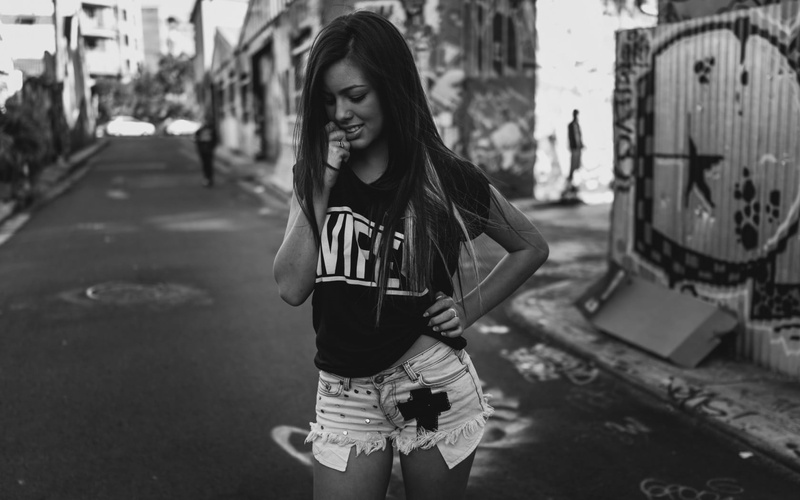 leisure activity, built structure, biting, women, lifestyles, young adult, model, real people, three quarter length, 720P, one person, city, grayscale