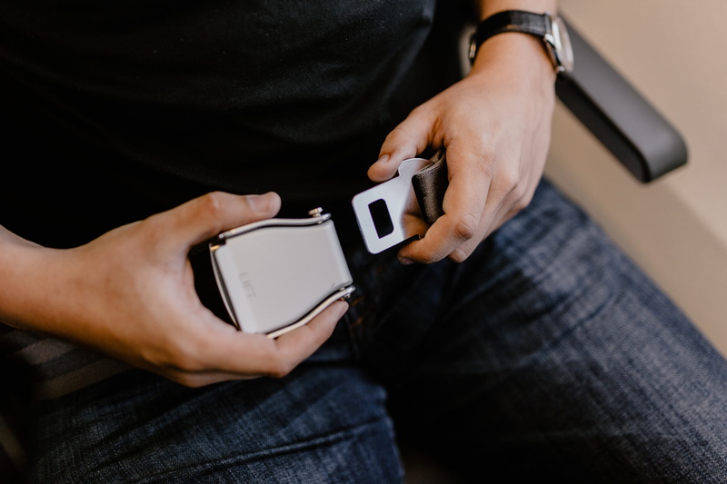 human body part, transport, 5K, connection, aircraft, jeans, adult, flight, mobile phone, human limb, one person, aeroplane, travel, casual clothing, wireless technology