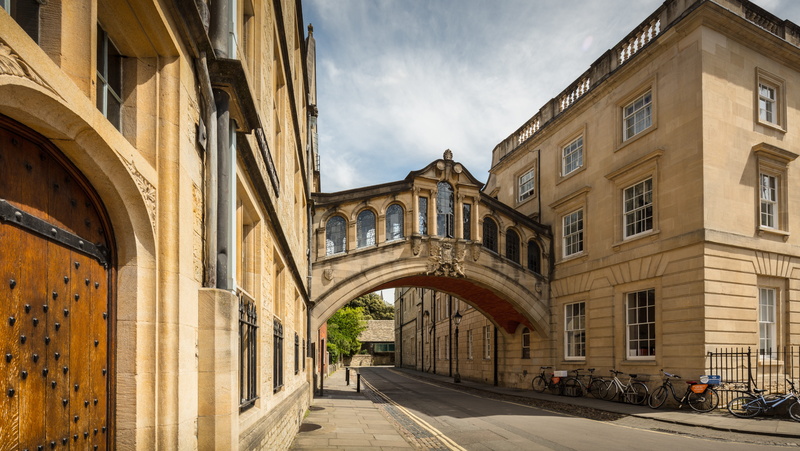 arch, incidental people, nature, bridge, uni, 8K, building exterior, outside, cloud - sky, european, british, historical, bridge of sighs, direction, university