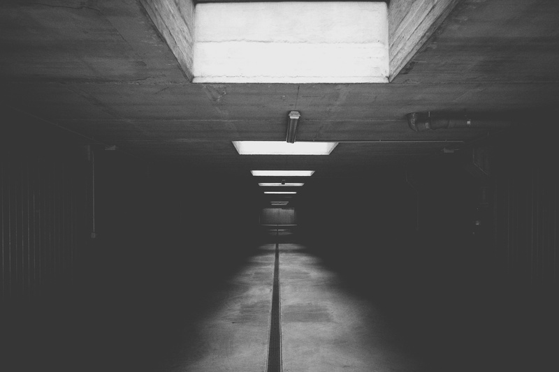 fluorescent light, architecture, direction, photo, pavement, light, built structure, room, absence, 5K, indoors, the way forward, electric lamp, minimalism