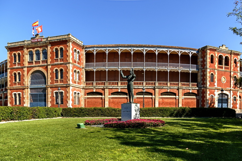 city, plant, travel destinations, spain, grass, matador, sky, patriotism, day, government, architecture, 5K, no people, the past, ring, bullring, flag
