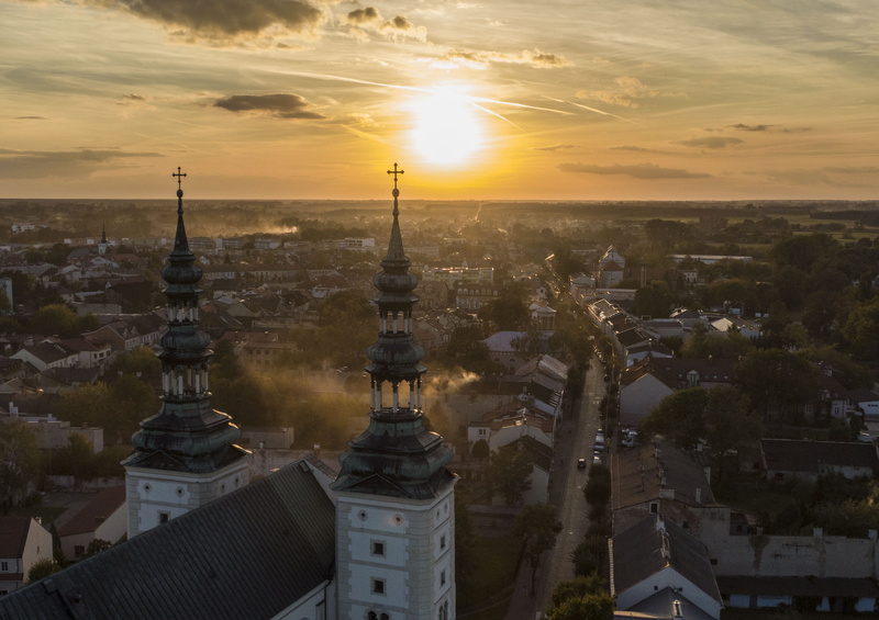 residential district, 2K, place of worship, belief, no people, travel destinations, city, outdoors, sky, sunset, religion, cloud - sky, tower, high angle view