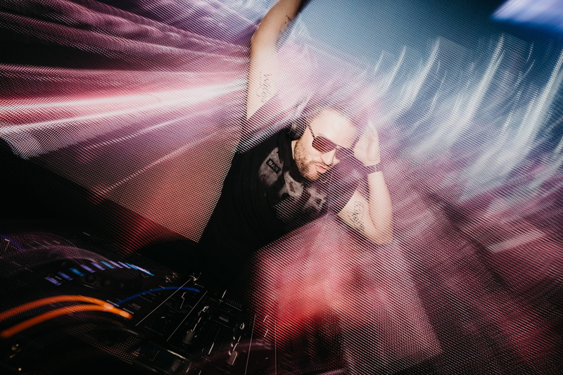 club, musica, glasses, one person, light, sound, night life, 5K, painting, person, mid adult, crowd, portrait, real people, body part, human face, music