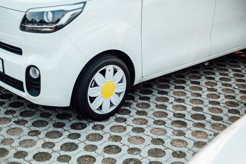 wheel, background, car wheel, machine, street, tire, mode of transportation, spoke, luxury, retro styled, white color, car, city, day, 4K, outdoors