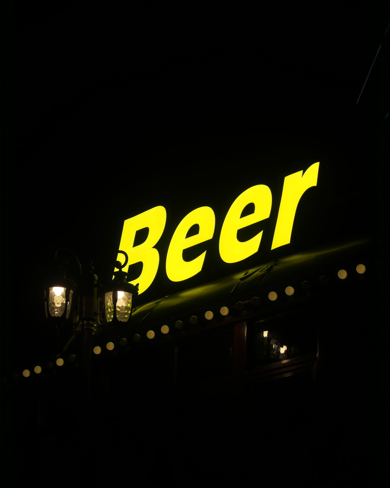 night, dark, urban, copy space, street, western script, alcohol, bar, nightlife, diner, yellow, architecture, food, illuminated, light, light - natural phenomenon