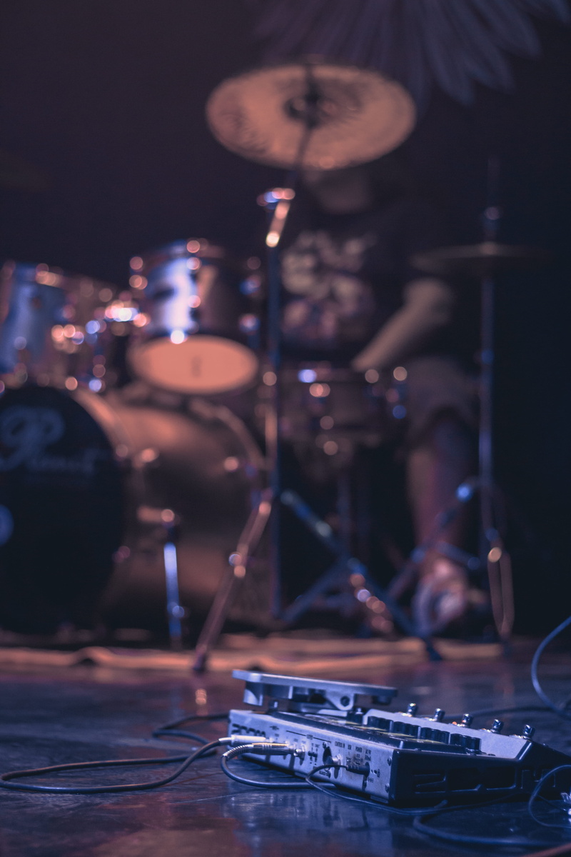 low, hardware, performance, popular music concert, stage, music festival, person, viçosa, indoors, percussion, entertainment occupation, bar counter, people