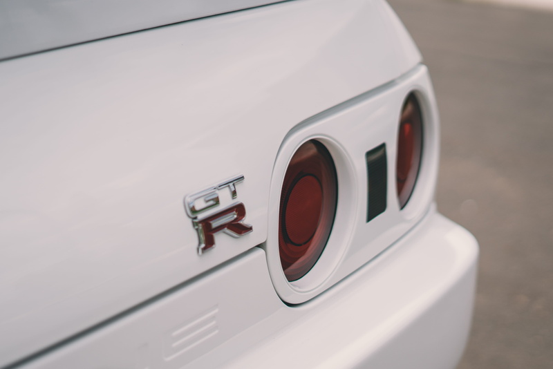 technology, appliance, metal, emblem, focus on foreground, light, spoke, 5K, wheel, communication, grey, transportation, window, aircraft, machinery, car