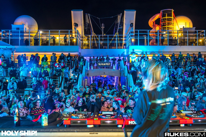 festival, real people, Holy Ship, leisure activity, Mija, men, performance, architecture, women, blurred motion, night, crowd, crowds, motion, nightlife