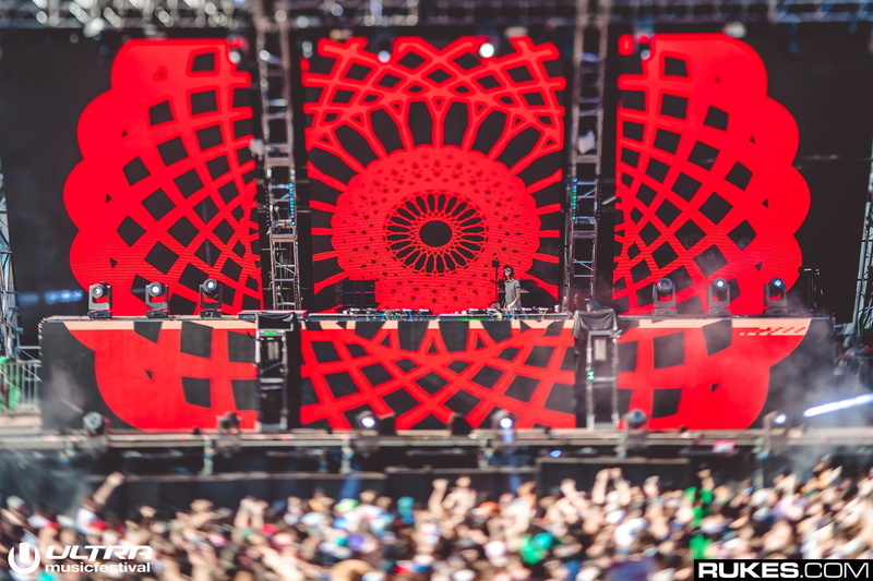 incidental people, men, DJs, group of people, red, selective focus, day, women, stage, event, crowds, outdoors, Rukes, adult, city, photography, Ultra Music Festival