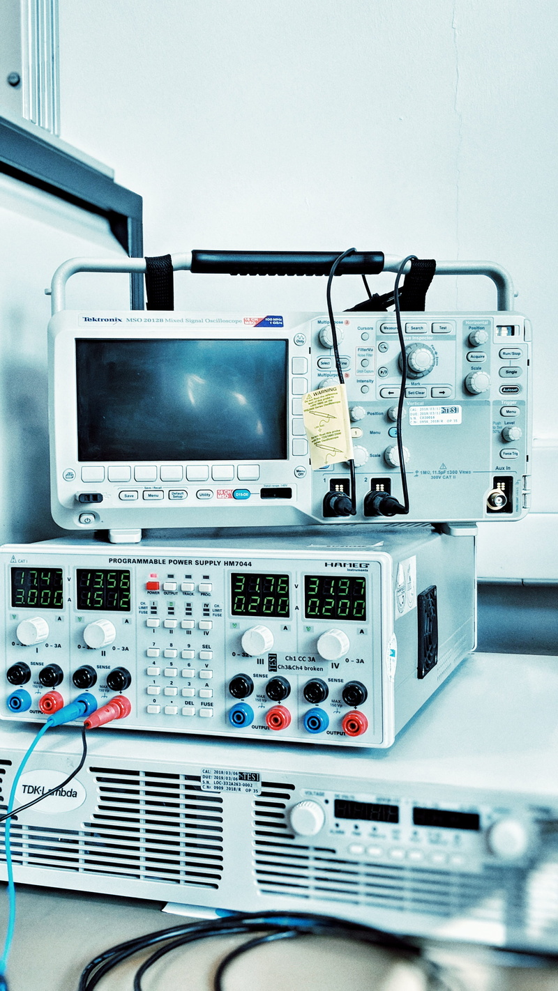 4K, close-up, digital, machine, device, knob, oscilloscope, connection, computer, computer Monitor, tech, white, screen, handle, control, electronics Industry