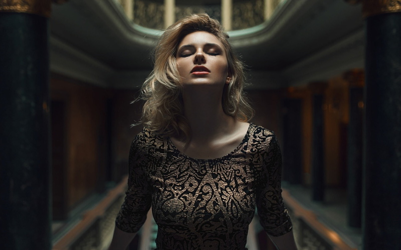 face, females, beauty, 1080P, model, contemplation, young adult, fashion, hairstyle, hair, front view, adult, young women, women, indoors, wavy hair, Carla Sonre