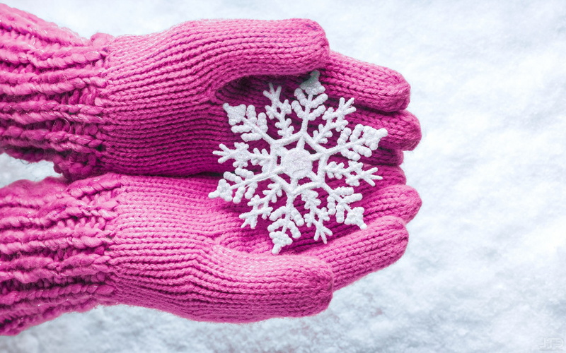 nature, warm clothing, glove, 2K, mitten, close-up, snow flakes, day, softness, snow, wool, cold temperature, gloves, human hand, scarf, knitted, purple