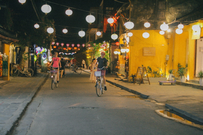 cyclist, 2K, land vehicle, leisure, festival, wheels, fun, lighting equipment, lantern, two, group of people, city, time, riding, cycling, vehicles, town