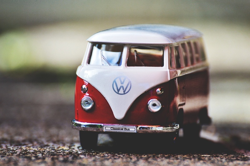 motor vehicle, focus on foreground, nature, land vehicle, city, mode of transportation, vw bulli, dirt, day, fun, road, model, 2K, toy, selective, scale