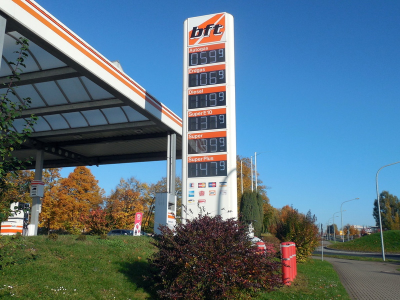fuel gauge, architecture, outdoors, oil price, refuel, traffic, clear sky, growth, nature, gas pump, 2K, built structure, gasoline prices, no people, energy