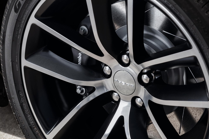 rt, luxury, mode of transportation, dodge, spoke, car, indoors, modern, machinery, machine part, no people, sports car, silver colored, tire, 1080P, transportation