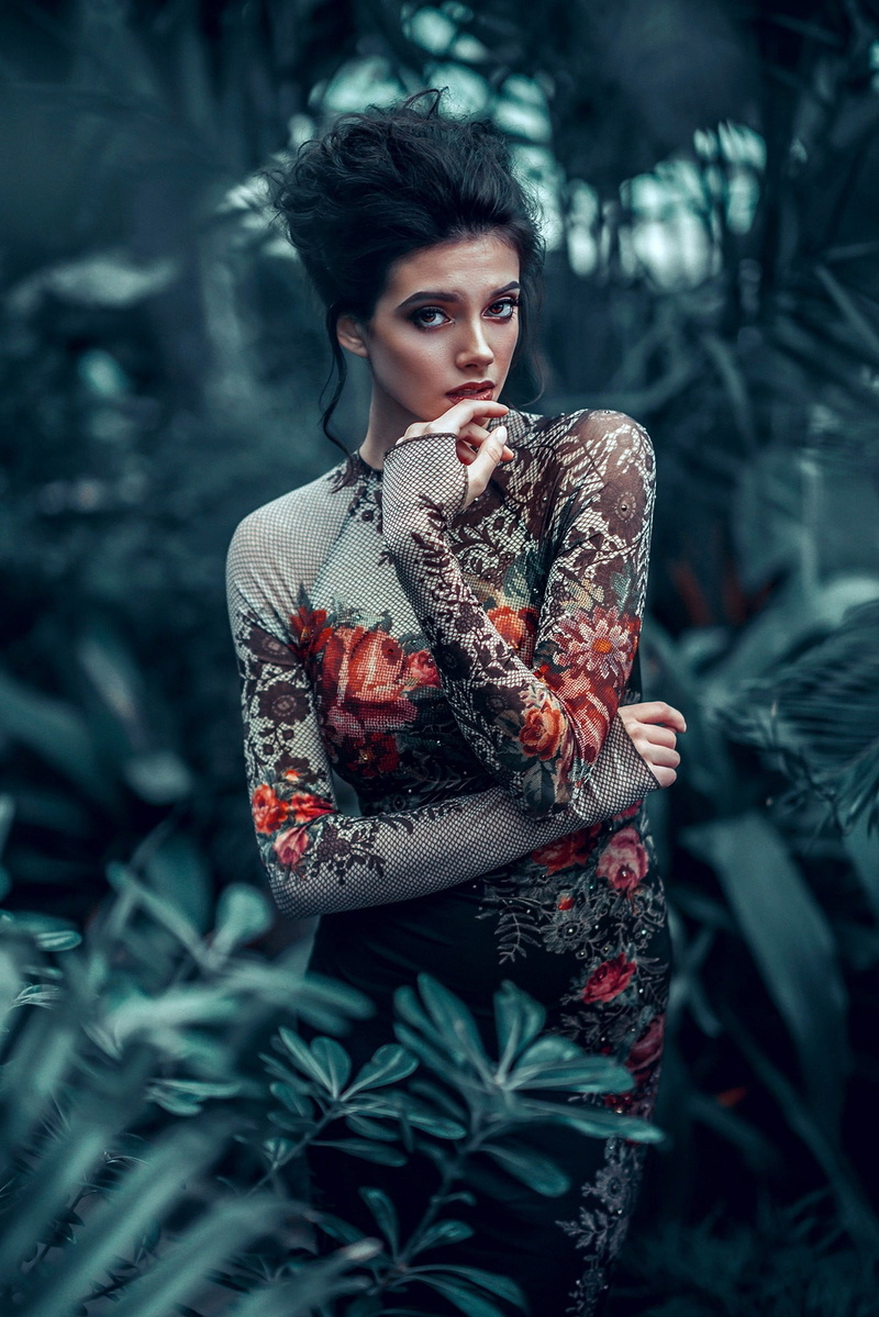 portrait, model, looking at camera, beautiful woman, evil, young women, red, 1080P, fashion, elegance, nature, young adult, dark, beauty, haute couture