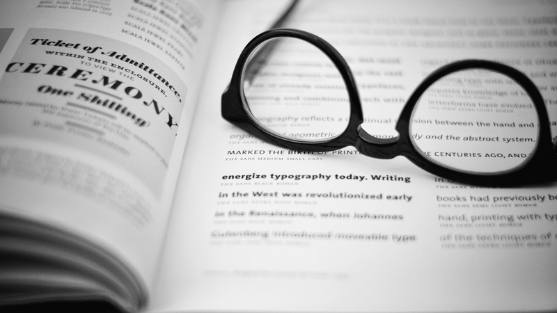 magnifying glass, finance, desk, book, studio shot, black, eyeglasses, the media, type, read, group of objects, scrutiny, indoors, analyzing, body, text
