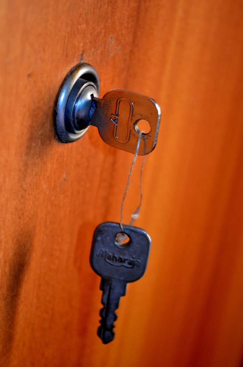 selective focus, close-up, hanging, lock, protection, key, accessibility, simplicity, keyhole, door, secure, open, keys, locked, latch, key ring, access