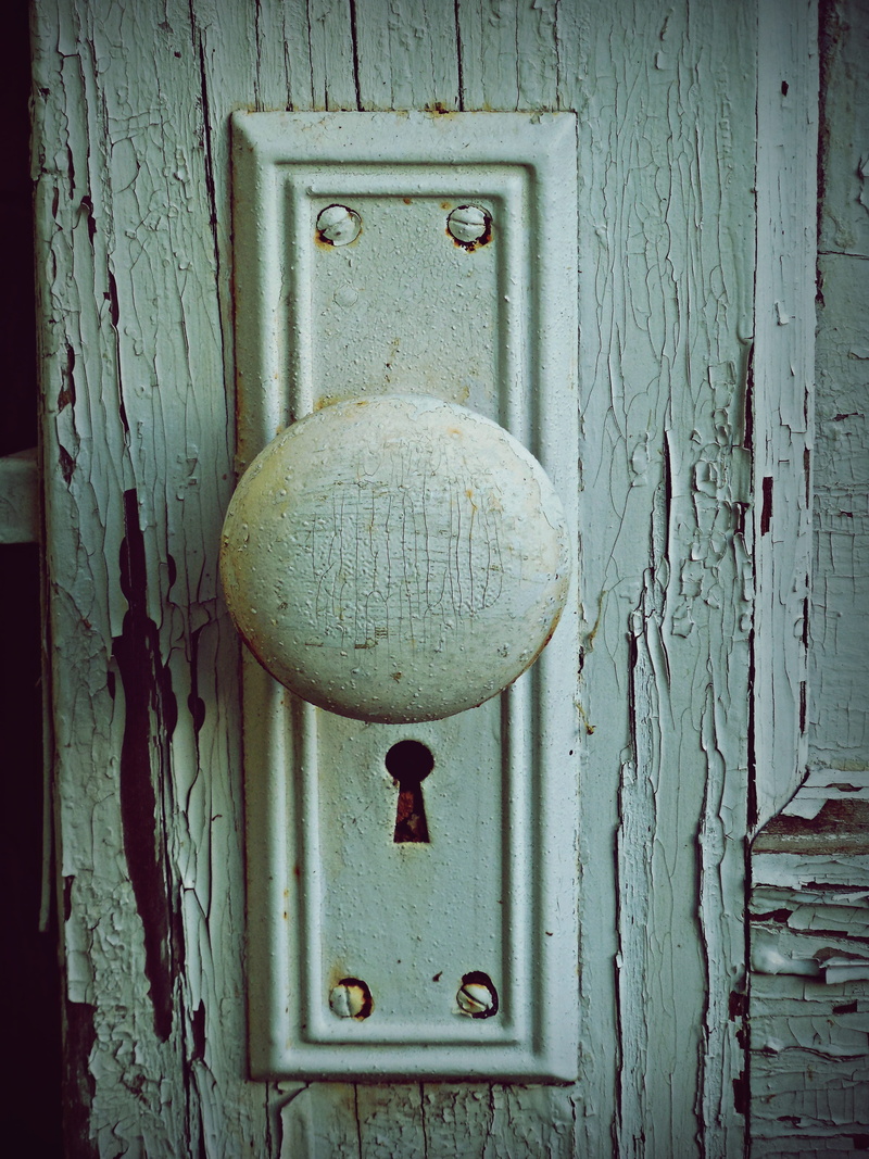architecture, cracked, knob, geometric shape, close-up, hanging, security, no people, 4K, day, entrance, chipped, old fashioned, wood - material, vintage