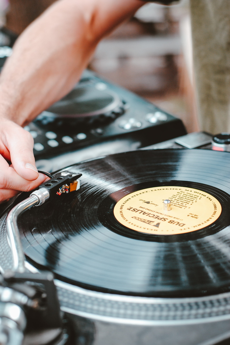 sound, nightlife, performer, play, arm, spinning, deck, playing, blur, human Hand, dj, performance, club Dj, music, vinyl, adult, women, hobbies, lifestyles