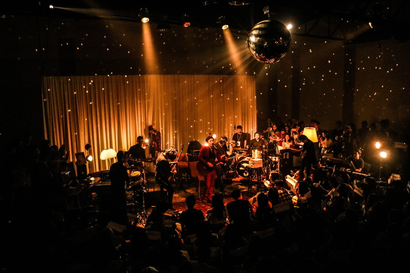 concert, dark, band, singer, ball, architecture, leisure activities, crowd, indoors, guitarist, inside, night, human, musician, men, bar counter, arts culture and entertainment