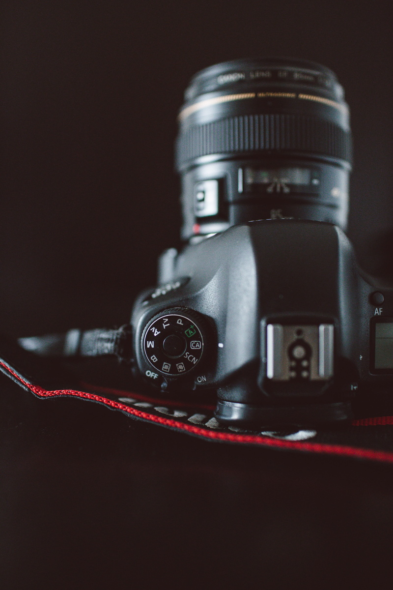 finger, closeup, close-up, display, photography themes, dslr, retro styled, electronics, metal, embroidery, machine, screen, photography, black, table