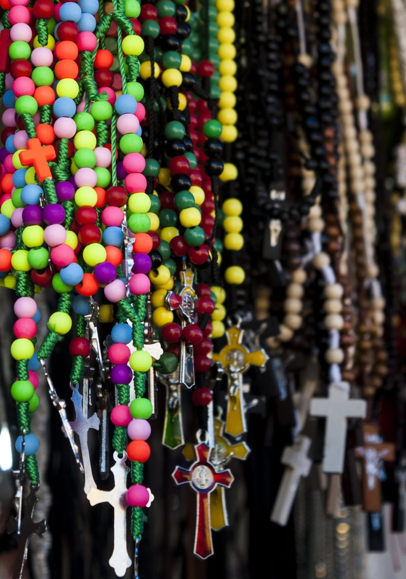 modern, selective focus, metal, bead, kraft, red, multi colored, hanging, day, glamour, accessory, romantic, 2K, no people, elegance, gem, variation, street market